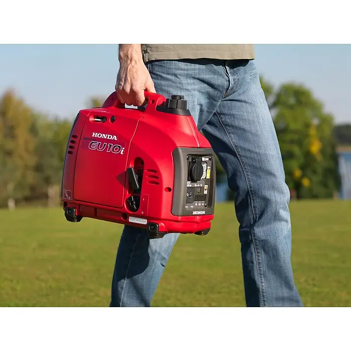Honda Stromerzeuger EU 10i - Nennleistung: 1,1 kW, Tankvolumen: 2,1 l - Roter Honda EU10i Inverter-Generator, kompakt und tragbar, von einer Person getragen.