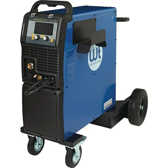 Welding Team MIG/MAG-Schweißgerät WT-MAG 205 Syn LCD - Schweißstrom: 200 A, 400 V - Blau-schwarzes Schweißgerät auf Rollen mit Digitalanzeige, Bedienfeld, Griff und seitlichem Brennerhalter.