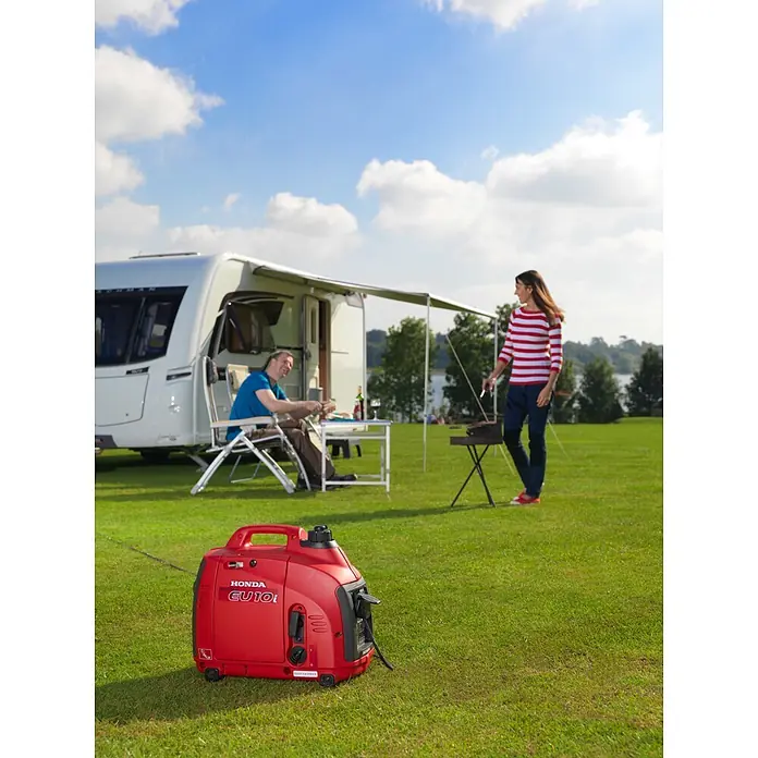 Honda Stromerzeuger EU 10i - Nennleistung: 1,1 kW, Tankvolumen: 2,1 l - Roter Honda EU10i tragbarer Generator, der Strom für ein Paar beim Camping liefert.