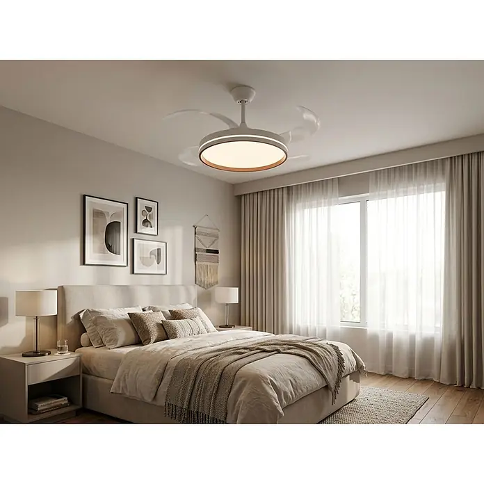 Purline Ventilador de techo Ceily Brise - Blanco, 122 cm, 28 W, Blanco neutro - Ventilador de techo blanco con luz LED circular integrada y anillo de madera, enfriando un dormitorio moderno.