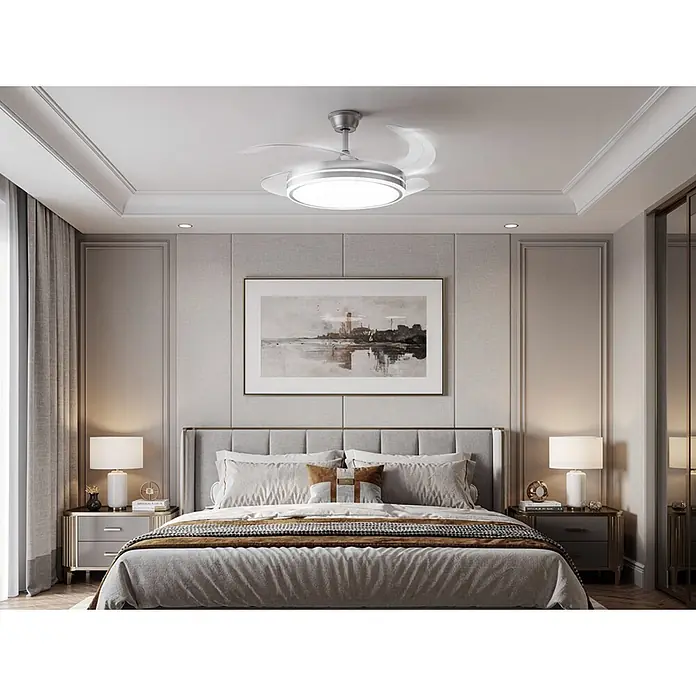 Purline Ventilador de techo Ceily Brise - Plata, 107 cm, 28 W, Blanco neutro - Ventilador de techo plateado con luz LED integrada, montado sobre una cama en un dormitorio moderno.