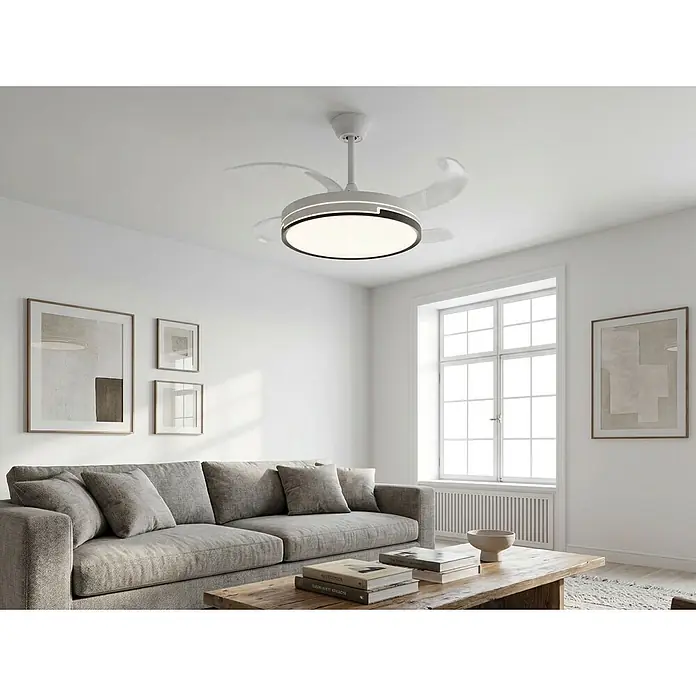 Purline Ventilador de techo Ceily Brise - Blanco/Negro, 122 cm, 28 W, Blanco neutro - Ventilador de techo blanco moderno con aspas retráctiles y luz LED integrada, en una sala de estar.