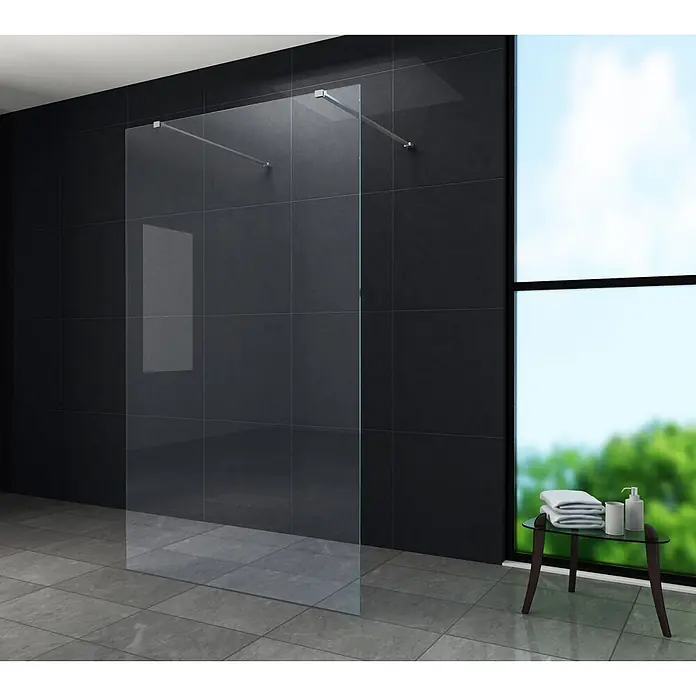 Glasdeals Duschwand Walk-In Duschwand 10 mm Glas AQUOS-Dublo 180 x 200 cm - B x H: 180 x 200 cm, Beschichtet, Chrom - Klarglas-Duschwand mit Chromstützen in einem modernen gefliesten Badezimmer mit großem Fenster.