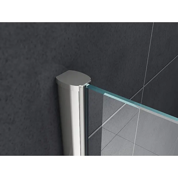 Glasdeals Duschwand Walk-In Duschwand 8 mm Glas STRETTO 100 x 200 cm - B x H: 100 x 200 cm, Beschichtet, Chrom - Silbernes Aluminiumprofil und Klarglasplatte einer Duschkabine vor einer dunklen Fliesenwand.