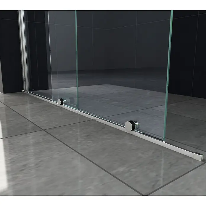 Glasdeals Duschwand Schiebetür-Duschwand 8 mm Glas TRAVERSO 120 x 200 cm - B x H: 120 x 200 cm, Beschichtet, Chrom - Unterseite einer Glasduschkabine mit Chromrollen auf einem Fliesenboden.