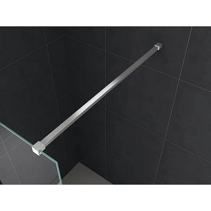 Glasdeals Duschwand Walk-In Duschwand 8 mm Glas TIPO 70 x 200 cm - B x H: 70 x 200 cm, Beschichtet, Chrom - Silberne Duschwand-Stützstange aus Metall, die eine Glaswand mit einer dunklen Fliesenwand verbindet.
