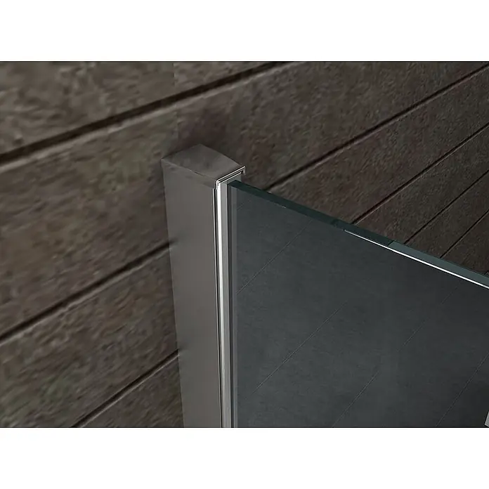 Glasdeals Duschwand Walk-In Duschwand 8 mm Spiegelglas AQUOS-MIRROR 140 x 200 cm - B x H: 140 x 200 cm, Beschichtet, Chrom - Verchromtes Duschprofil mit Glaspaneel an Holzwand, davor dunkler Fliesenboden.