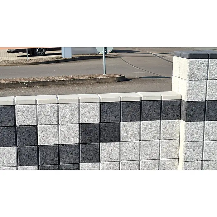 Christoph Mauerabdeckplatte Ambienta - 40 x 20 x 5 cm, Weiß, Beton - Außenmauer aus strukturierten hell- und dunkelgrauen Betonsteinen im Schachbrettmuster, mit passendem Pfeiler.
