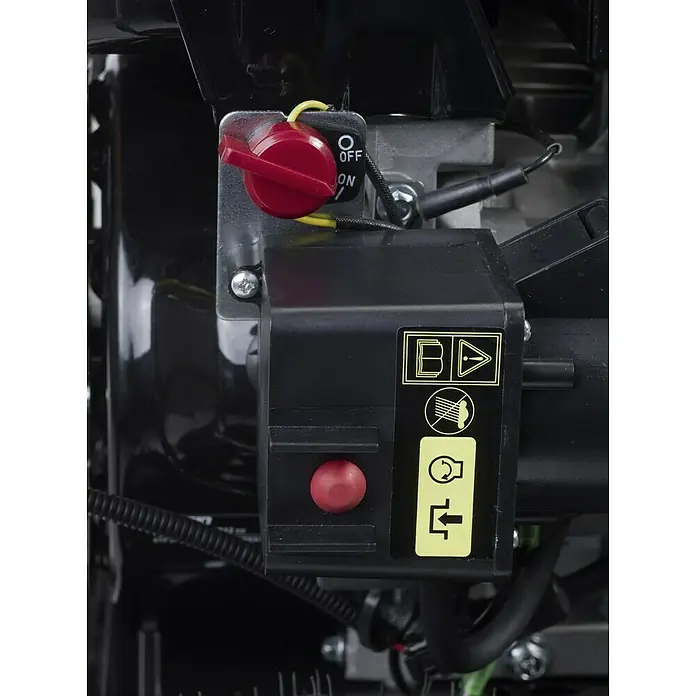 Stiga Kehrmaschine SWS 800 GE - 4,4 kW, Arbeitsbreite: 80 cm - Nahaufnahme des Zündschalters und der Bedienelemente einer Stromerzeugungsmaschine.