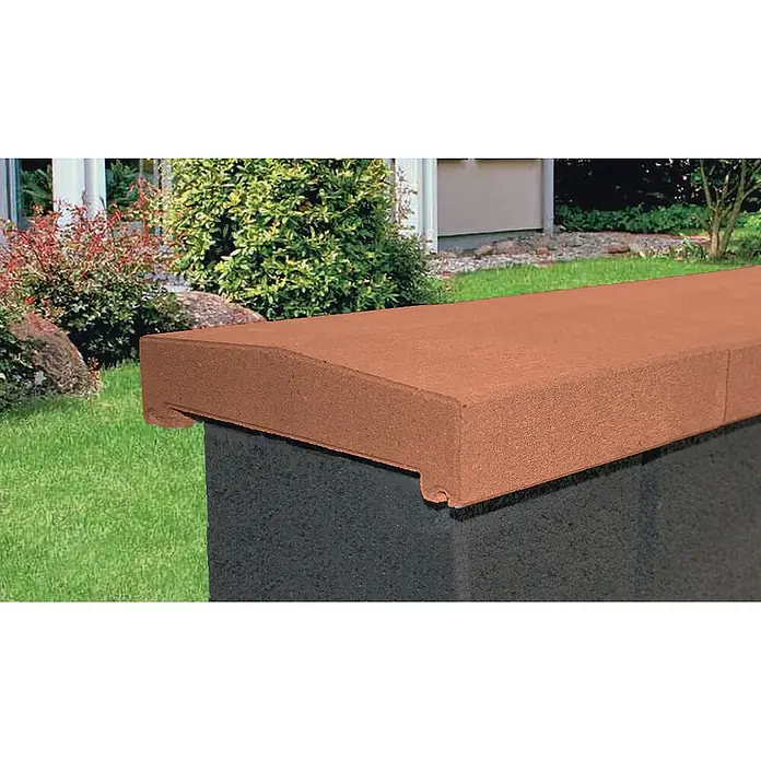 Christoph Mauerabdeckplatte R - 25 x 26 x 4,8 cm, Toskana, Beton - Terrakotta-Mauerabdeckung mit Tropfkante auf dunkler Mauer, im Garten.