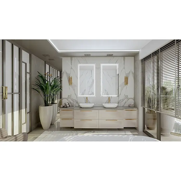 Cordia Lichtspiegel - 65 x 120 cm, Silber - Moderne Badezimmerwaschtisch mit hellbeigen Schränken, goldenen Griffen und weißen Waschbecken vor einer Marmorwand mit beleuchteten Spiegeln.