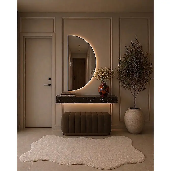Cordia Lichtspiegel - 60 x 100 cm, Schwarz - Elegante Diele mit modernem, hintergrundbeleuchtetem halbrundem Spiegel über einem dunklen Marmorkonsolentisch.