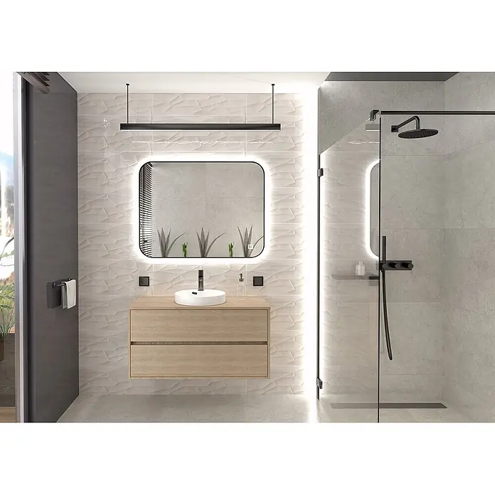 Cordia Lichtspiegel - 100 x 80 cm, Schwarz - Modernes Badezimmer mit schwebendem hellen Holzwaschtisch, rundem Waschbecken, beleuchtetem Spiegel und begehbarer Dusche mit schwarzen Armaturen.