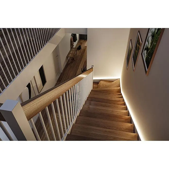 Paulmann Treppenstufen-Beleuchtung - Lichtfarbe: Warmweiß, Dimmbarkeit: Nicht Dimmbar - Moderne Holztreppe mit weißem Geländer und integrierter LED-Beleuchtung an der Wand, die in einen Flur führt.