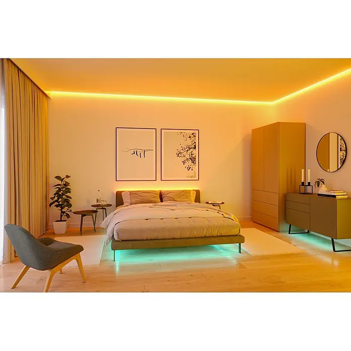 Paulmann MaxLED 1.000 LED-Stripes Full-Line Set - Länge: 1,5 m, RGBW, 25 W, 1.557 lm - Modernes Schlafzimmer mit warm-orangefarbener Deckenbeleuchtung und kühl-türkiser Unter-Möbel-Beleuchtung.