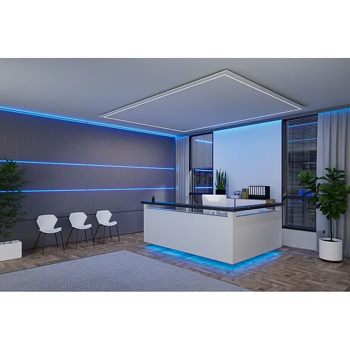 Paulmann MaxLED 1.000 LED-Stripes Full-Line Set - Länge: 1,5 m, RGBW, 25 W, 1.557 lm - Moderner weißer Empfangstresen mit schwarzer Platte und blauer Unterbeleuchtung, ergänzt durch blaue Wand- und Decken-LEDs in einem Wartebereich.