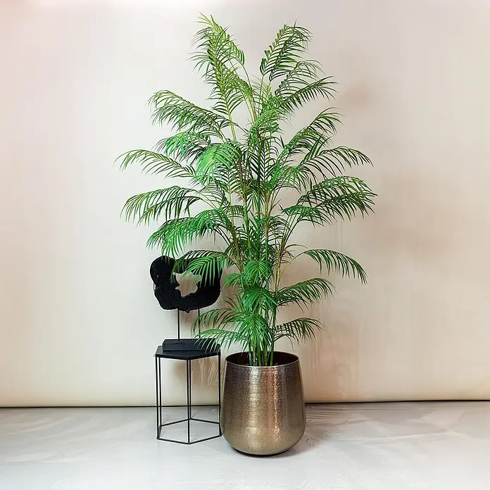 Florora Kunstpflanze Bergpalme - Höhe: 180 cm, Holz - Große künstliche Palme mit grünen Blättern in einem strukturierten Metalltopf, neben einem schwarzen Beistelltisch mit Skulptur.