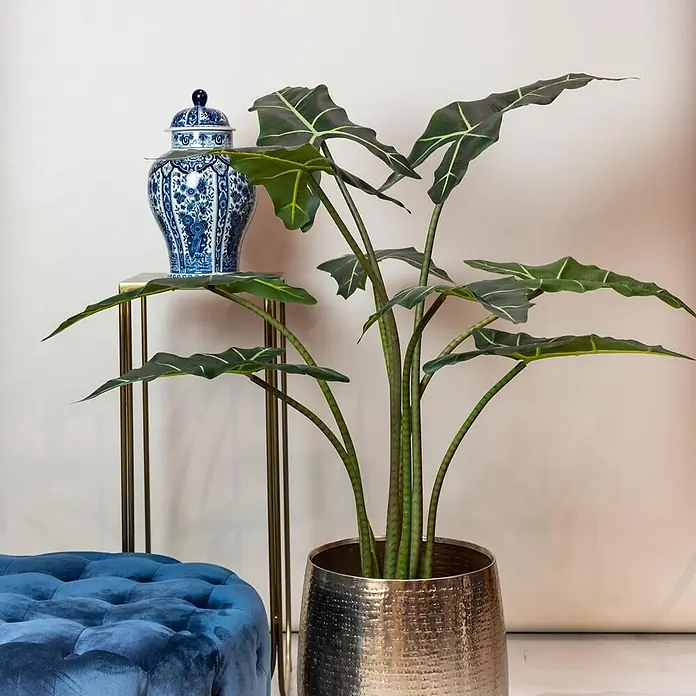 Florora Kunstpflanze Elefantenohr - Höhe: 120 cm, Holz - Blau-weiße Keramik-Ingwer-Vase mit komplexen Blumenmustern, präsentiert auf einem goldenen Metallständer.