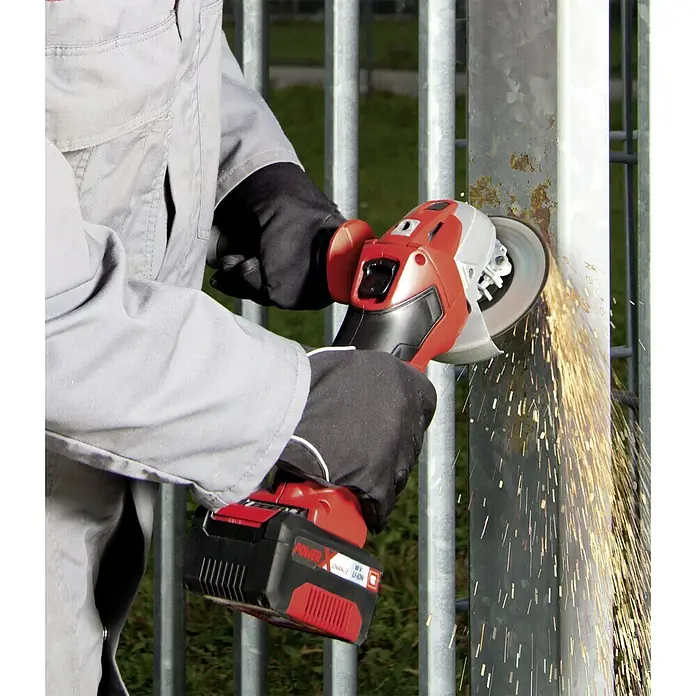 Einhell Power X-Change 18V Akku-Winkelschleifer TC-AG 18/115 Li-Solo - 18 V, Ohne Akku, Durchmesser Scheibe: 115 mm - Ein Arbeiter benutzt einen Einhell Akku-Winkelschleifer zum Schleifen eines Metallzauns, wobei Funken sprühen.