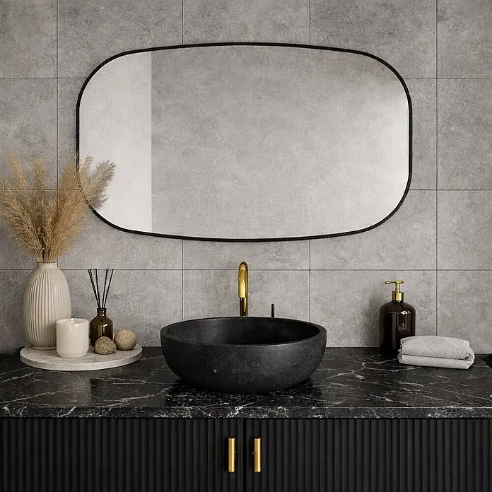 Cordia Rahmenspiegel - 60 x 100 cm, Schwarz, Aluminium - Moderne Badmöbel mit schwarzem Stein-Waschbecken, goldenem Wasserhahn, schwarzer Marmorplatte und geriffeltem schwarzen Schrank mit goldenen Griffen.