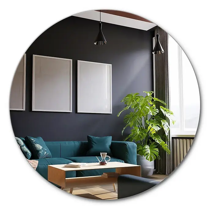 Tulup Wandspiegel - 90 x 90 cm - Runder Spiegel, der ein modernes Wohnzimmer mit einem tealfarbenen Sofa, Holztisch, großer Pflanze und dunklen Wänden reflektiert.