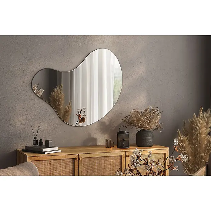 Tulup Wandspiegel - 76,6 x 77,3 cm - Organisch geformter, rahmenloser Spiegel über einem Holzschrank in einem modernen Raumambiente.