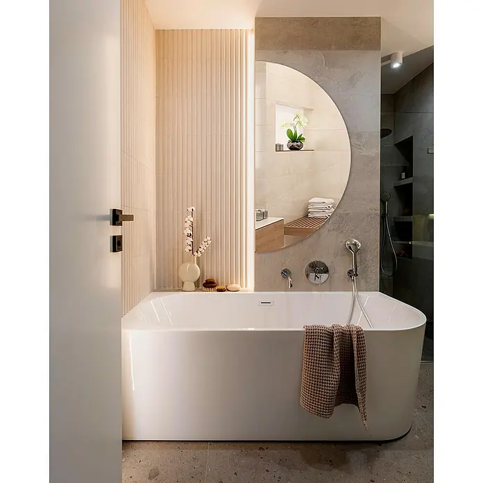 Tulup Wandspiegel - 80 x 80 cm - Weißes freistehendes Badewanne in einem modernen Badezimmer, neben einer strukturierten Wand und großem runden Spiegel.