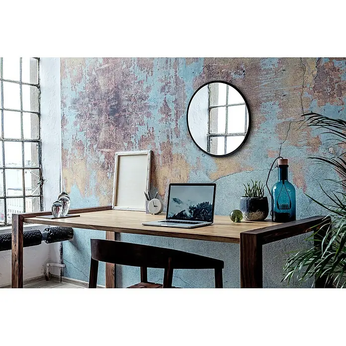 Tulup Wandspiegel - 100 x 100 cm - Holztisch mit Laptop, Pflanze und Lampe, als Arbeitsplatz in einem Raum im Industriestil mit alternder Wand.