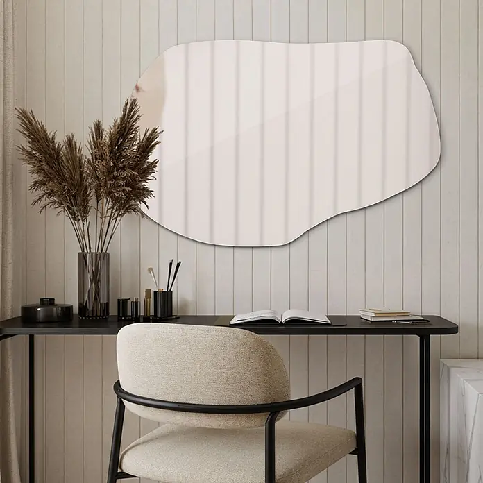 Tulup Wandspiegel - 65 x 100 cm - Organisch geformter, rahmenloser Spiegel an einer Wand über einem Schreibtisch montiert.