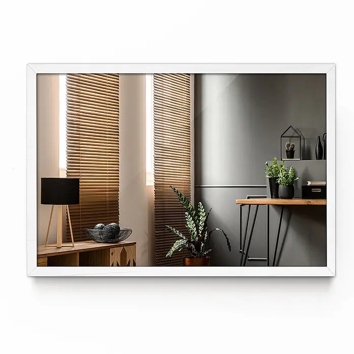 Tulup Wandspiegel - 40 x 40 cm - Weiß gerahmter Spiegel, der ein Interieur mit Holzjalousien, Pflanzen und einem Schreibtisch an der Wand reflektiert.