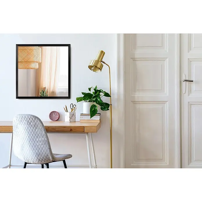 Tulup Wandspiegel - 60 x 80 cm - Modernes Home Office mit Holzschreibtisch, grauem Stuhl und goldener Lampe. Mit Spiegel, Pflanzen und Büroartikeln für einen gemütlichen Arbeitsplatz.