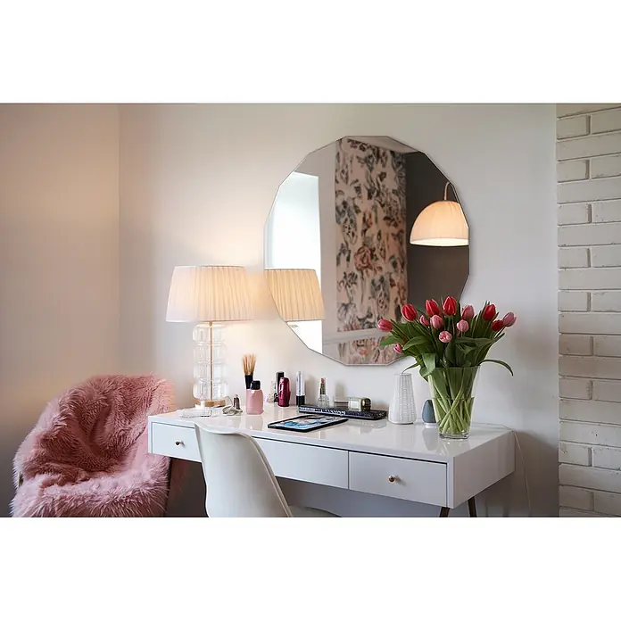 Tulup Wandspiegel - 58,7 x 58 cm - Weißer Schminktisch mit Schubladen und goldenen Griffen, dekoriert mit Make-up, Lampen und großem achteckigem Spiegel.