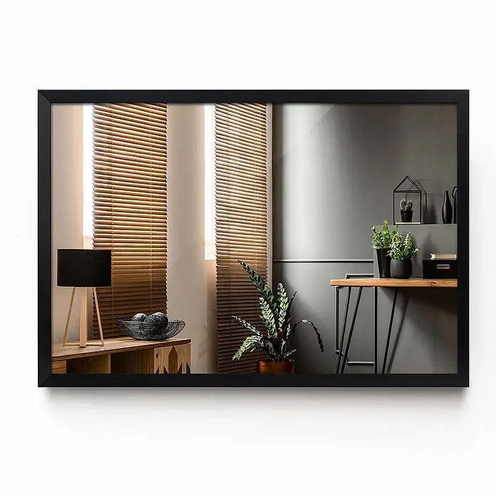 Tulup Wandspiegel - 50 x 70 cm - Rechteckiger Spiegel mit schlankem schwarzem Rahmen, der ein modernes Interieur mit Pflanzen und Naturholz reflektiert.