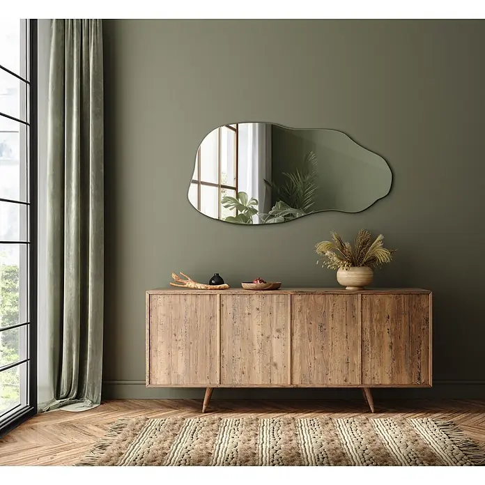 Tulup Wandspiegel - 90 x 40 cm - Rustikaler Holzschrank mit Naturholz-Finish, dekoriert mit Objekten in einem modernen Wohnraum.