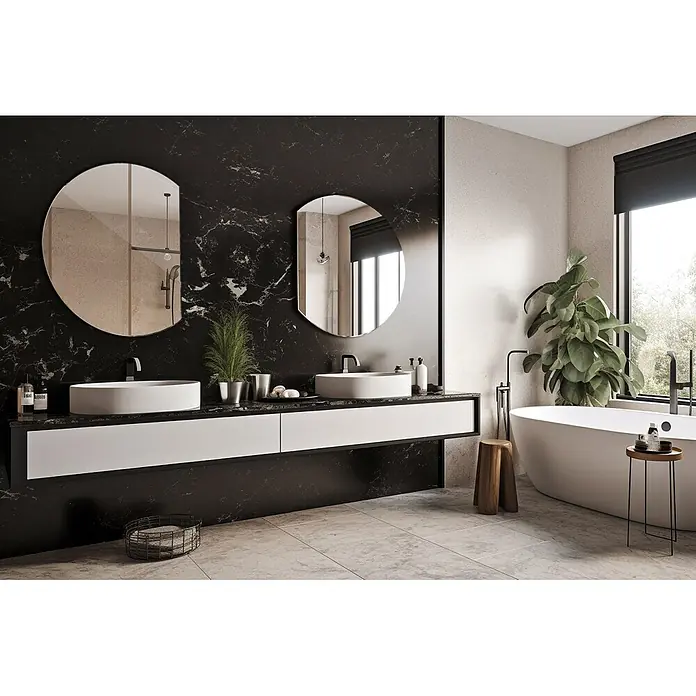 Tulup Wandspiegel - 100 x 84 cm - Modernes Badezimmer mit Doppelwaschtisch, weißen Waschbecken, schwarzer Marmorwand und freistehender Badewanne.