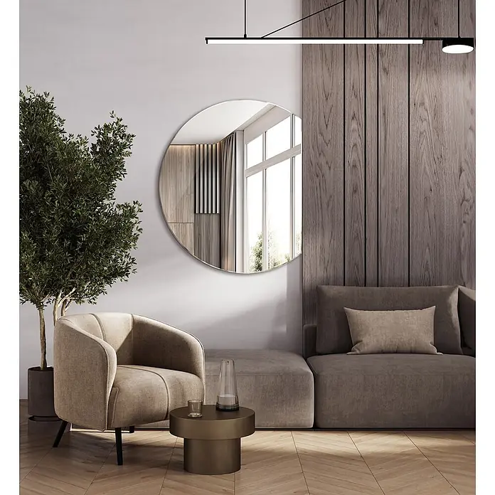 Tulup Wandspiegel - 100 x 84 cm - Modernes Wohnzimmer mit rundem Spiegel, linearer Leuchte und beigem Sessel sowie braunem Sofa.