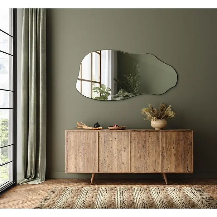 Tulup Wandspiegel - 80 x 35 cm - Rustikales Holzsideboard in einem Raum, unter einem dekorativen Spiegel, mit Trockenblumen und Gegenständen darauf.