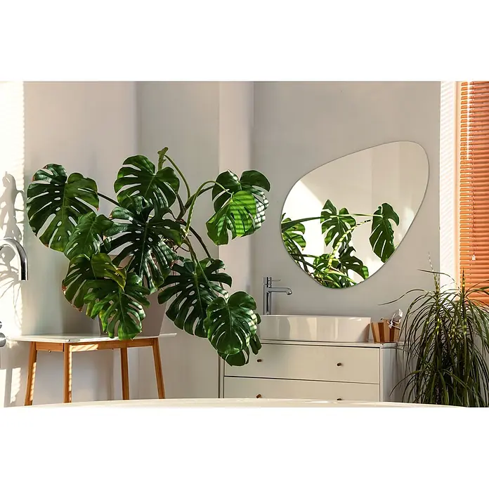 Tulup Wandspiegel - 47,9 x 48,3 cm - Üppige grüne Monstera-Pflanze in einem sonnigen, modernen Badezimmer, die natürliche Schönheit und Dekoration verleiht.
