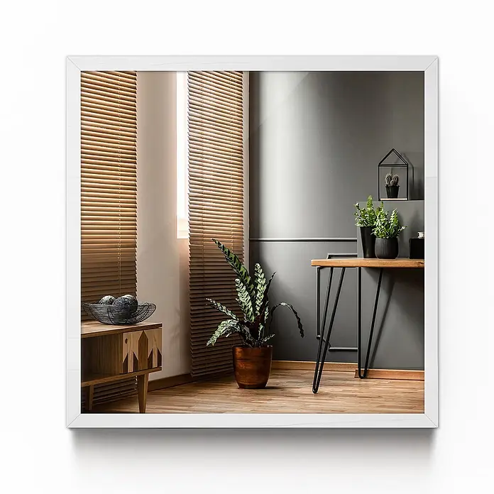 Tulup Wandspiegel - 60 x 80 cm - Weiß gerahmter Spiegel, der einen Raum mit natürlichem Licht, Holzjalousien, Pflanzen und modernen Möbeln reflektiert.