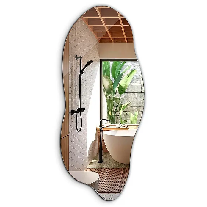 Tulup Wandspiegel - 80 x 45 cm - Organisch geformter Spiegel, der ein modernes Badezimmerinterieur reflektiert.
