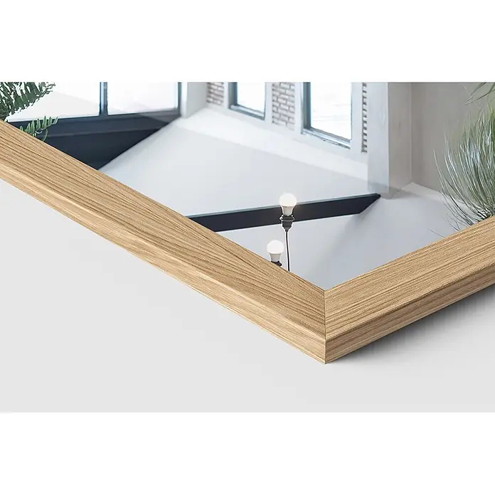 Tulup Wandspiegel - 30 x 30 cm - Spiegel mit hellem Holzrahmen, der ein modernes Interieur mit Fenstern reflektiert.