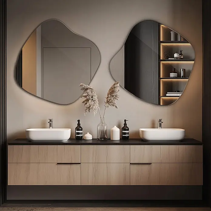 Tulup Wandspiegel - 76,6 x 77,3 cm - Moderner Doppelwaschtisch mit Holzoptikschränken, weißen Waschbecken und zwei abstrakten grauen Spiegeln im Badezimmer.