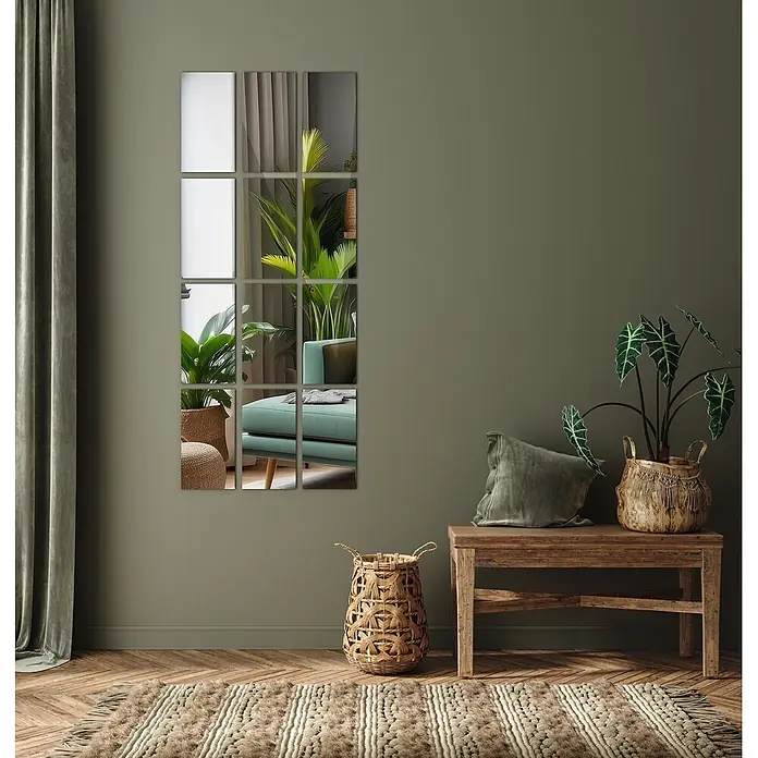 Tulup Wandspiegel - 30 x 30 cm - Quadratische Wandspiegel, die ein Wohnzimmer mit Pflanzen und einem Sofa reflektieren und Tiefe und Licht hinzufügen.
