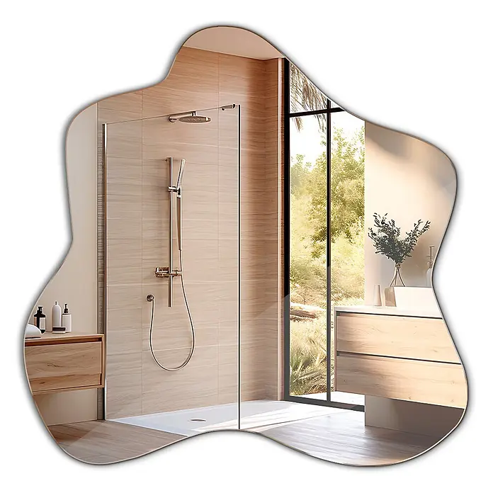 Tulup Wandspiegel - 60 x 60 cm - Unregelmäßig geformter Spiegel, der ein modernes Badezimmer mit Dusche und großem Fenster reflektiert.