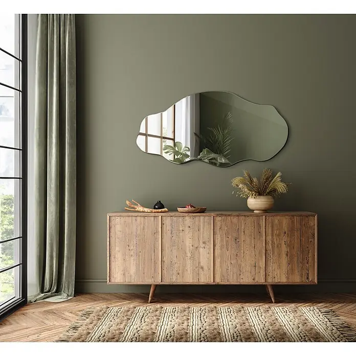 Tulup Wandspiegel - 90 x 45 cm - Rustikales Holzsideboard mit Dekoartikeln unter einem wellenförmigen Spiegel.
