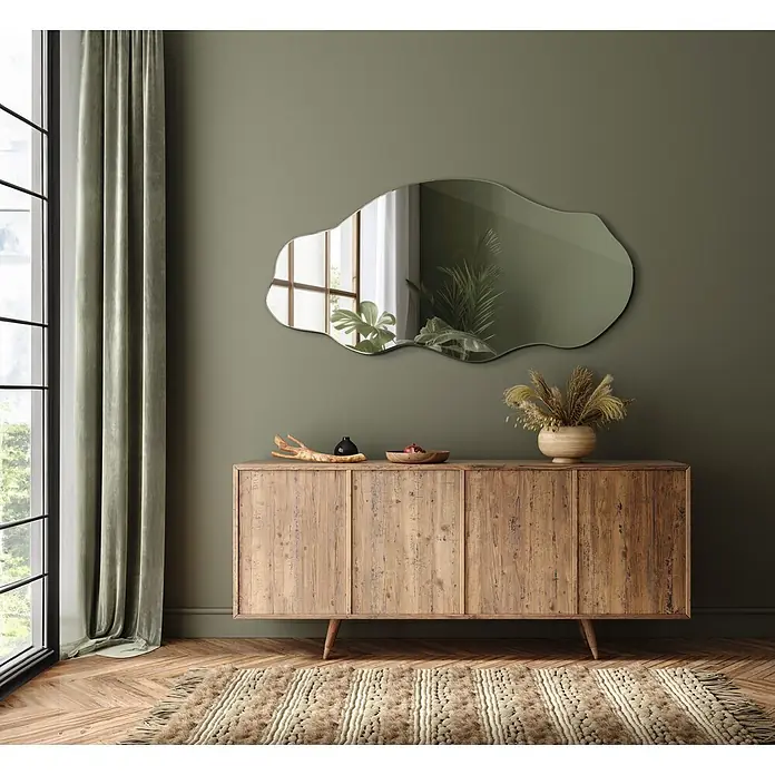Tulup Wandspiegel - 100 x 50 cm - Rustikaler Holzschrank mit drei Türen auf konischen Beinen, mit Dekoartikeln.