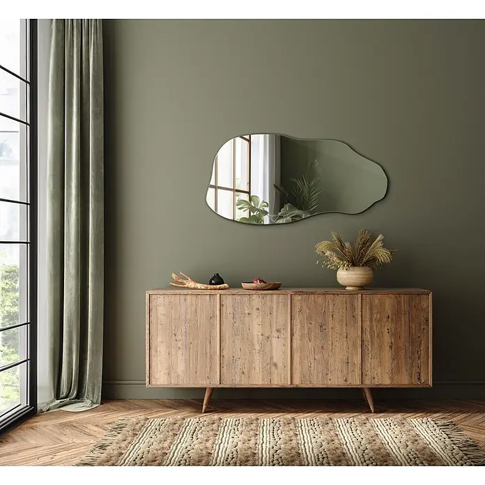 Tulup Wandspiegel - 100 x 45 cm - Rustikales Holz-Sideboard mit drei Türen und konischen Beinen, dekoriert.