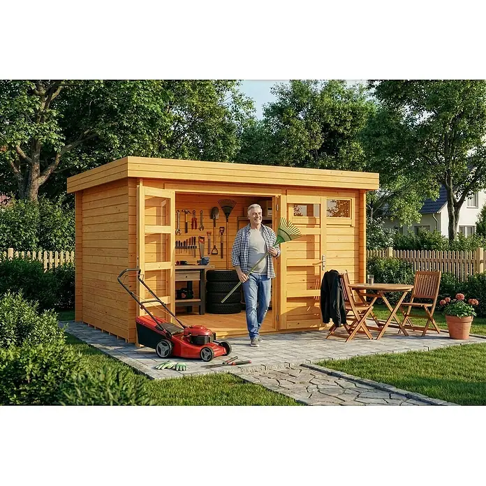 Alpholz Gartenhaus ECO Set Leandro imprägniert - Außenmaß inkl. Dachüberstand (B x T): 394 x 268 cm, Holz, Pinie - Helles Holz-Gartenhaus mit offenen Türen, darin Werkzeuge. Ein Mann steht davor mit einem Rechen, neben einem Rasenmäher auf dem gepflasterten Weg.
