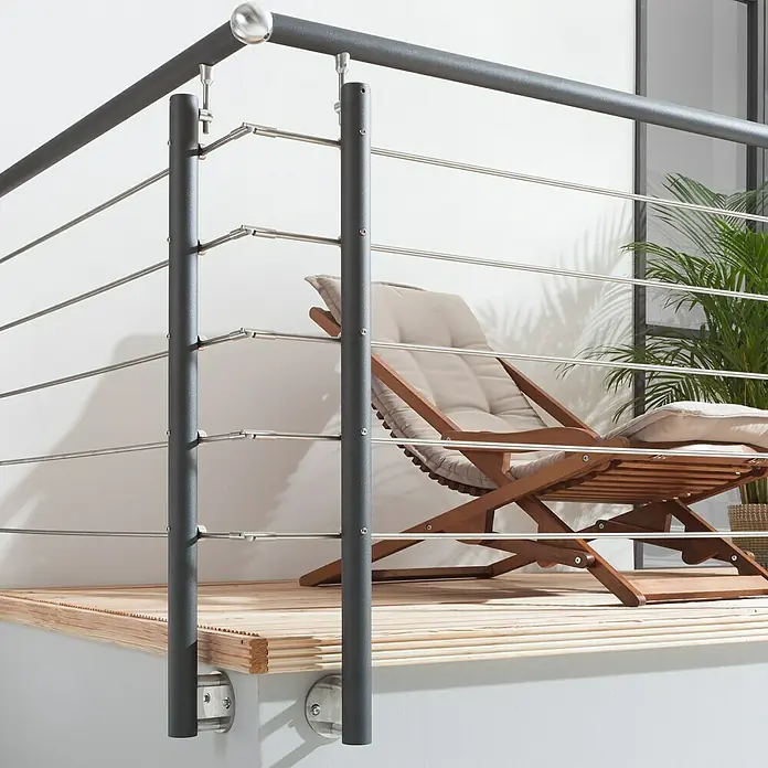 Treba Frewa Geländer-Set AG5 - Seitenmontage, Aluminium, Anthrazit, Edelstahl, Länge: 150 cm - Edelstahlseilgeländer auf einer Holzterrasse mit einem Liegestuhl und einer Topfpflanze im Hintergrund.