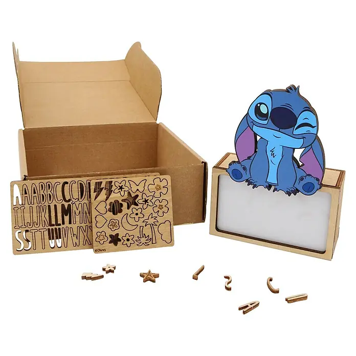 Lámpara de sobremesa infantil Stitch 2 - 0,5 W, L x An x Al: 5 x 12,5 x 17 cm, Luz nocturna, Stitch 2 - Caja de luz de madera de Stitch con letras y decoraciones intercambiables, en una caja de cartón.